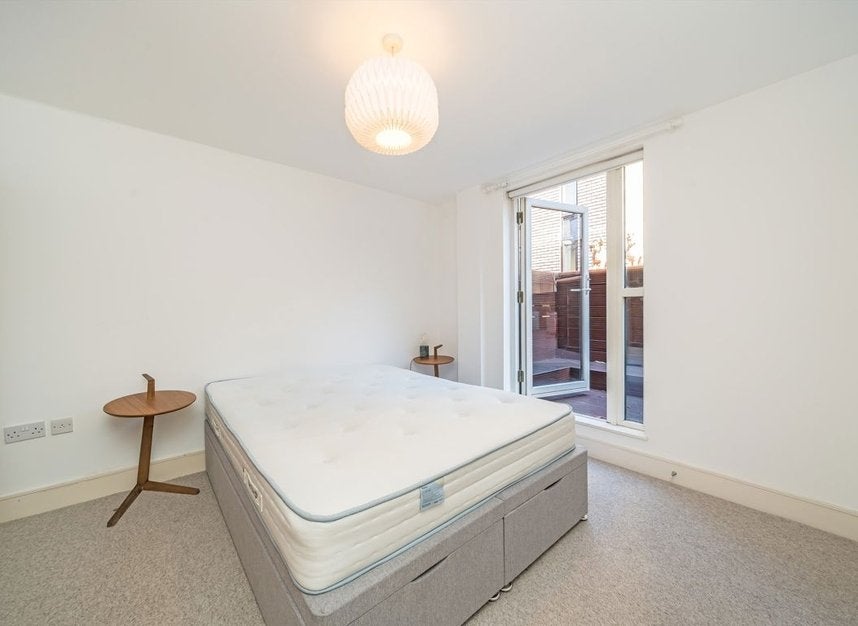 Flat Brownlow Mews in Greater London