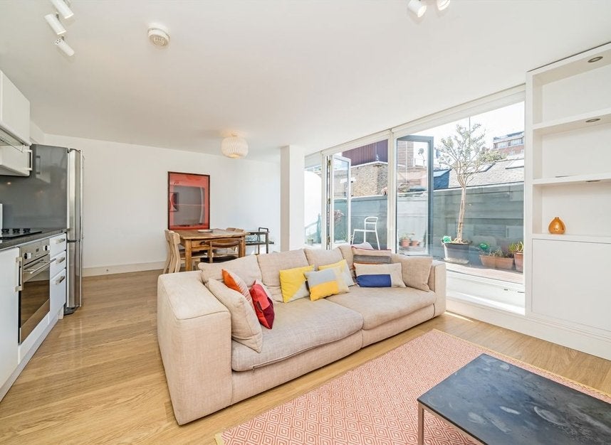 Flat Brownlow Mews in Greater London