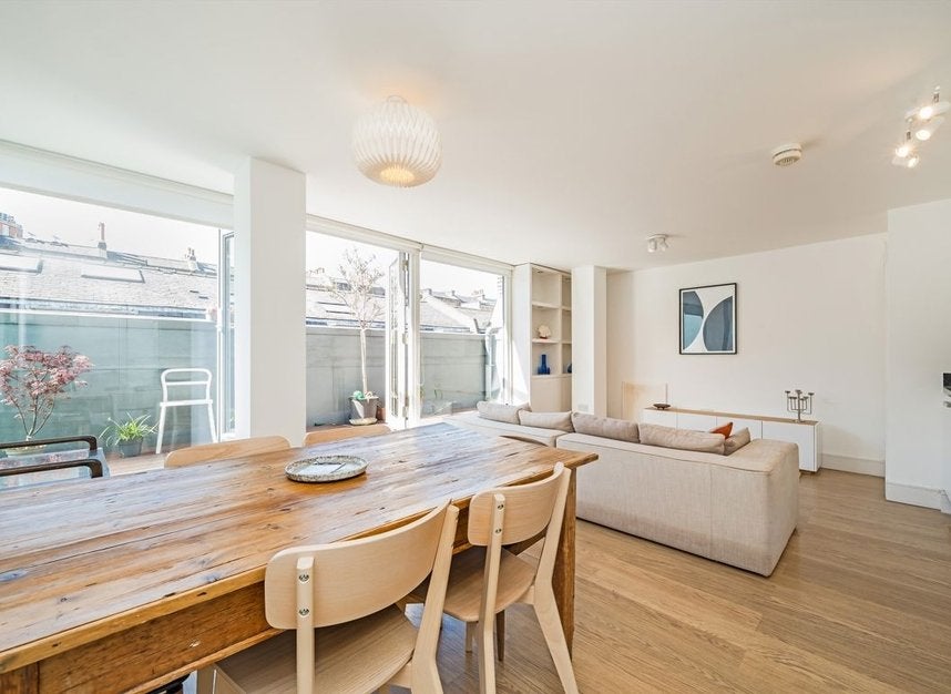 Flat Brownlow Mews in Greater London