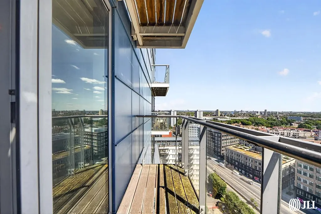 Flat Chimney Walk in Greater London