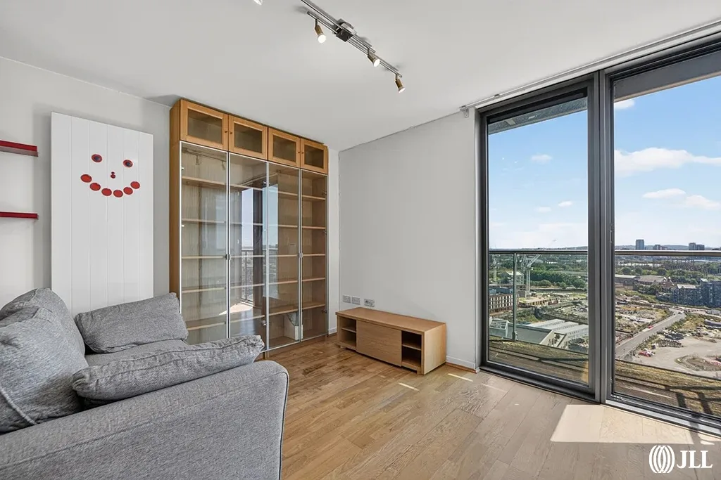 Flat Chimney Walk in Greater London