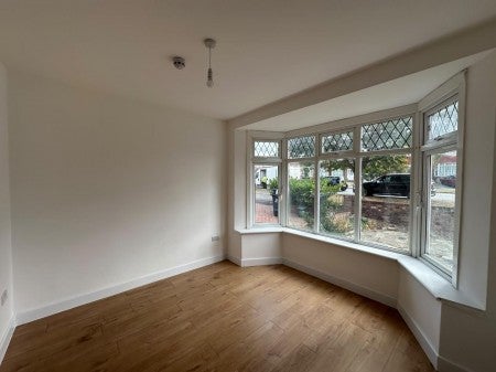 House Whitton Avenue East in Greater London