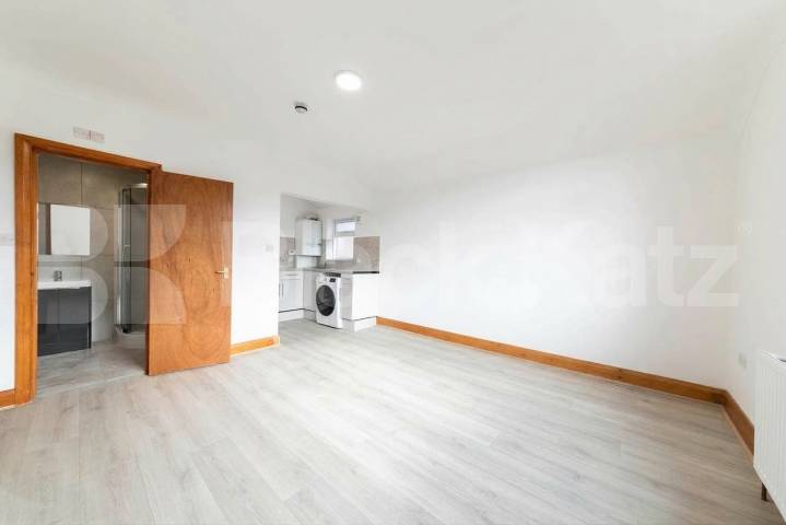 Flat Iverson Road in Greater London