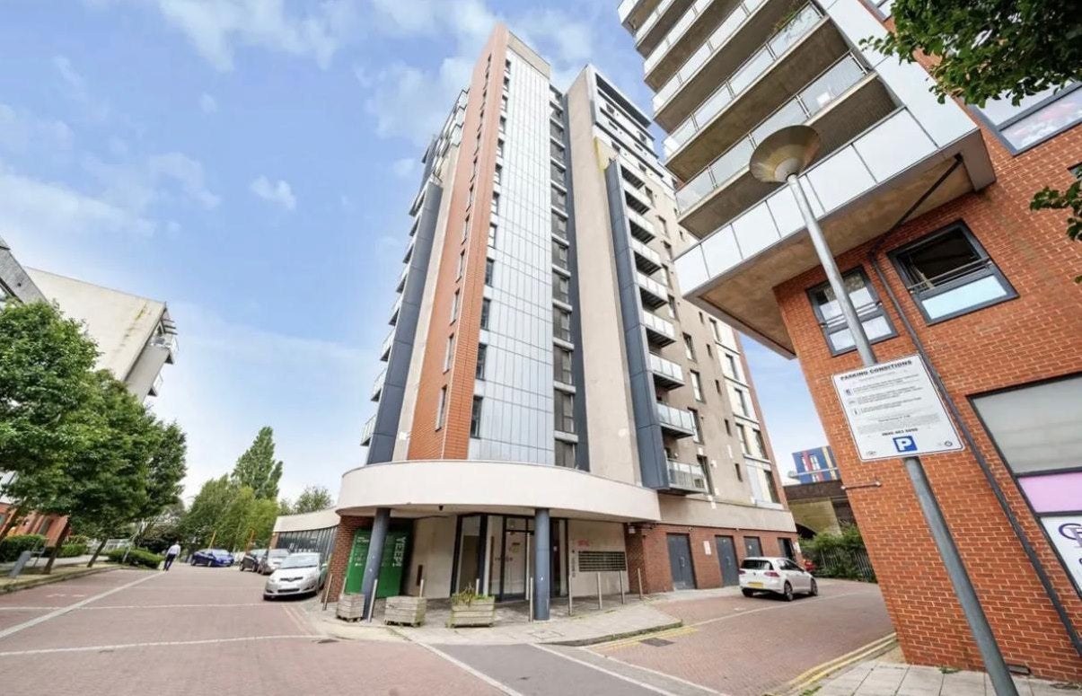 Flat Atlip Road in Greater London
