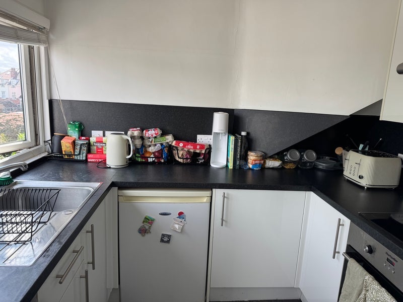 Room Coldharbour Road in Bristol