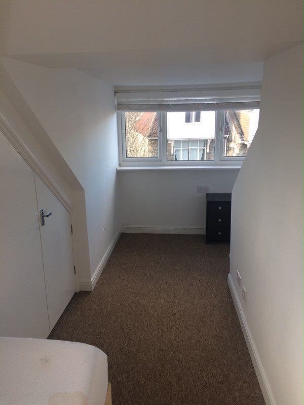 Room Coldharbour Road in Bristol