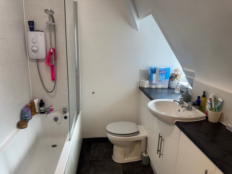 Room Coldharbour Road in Bristol