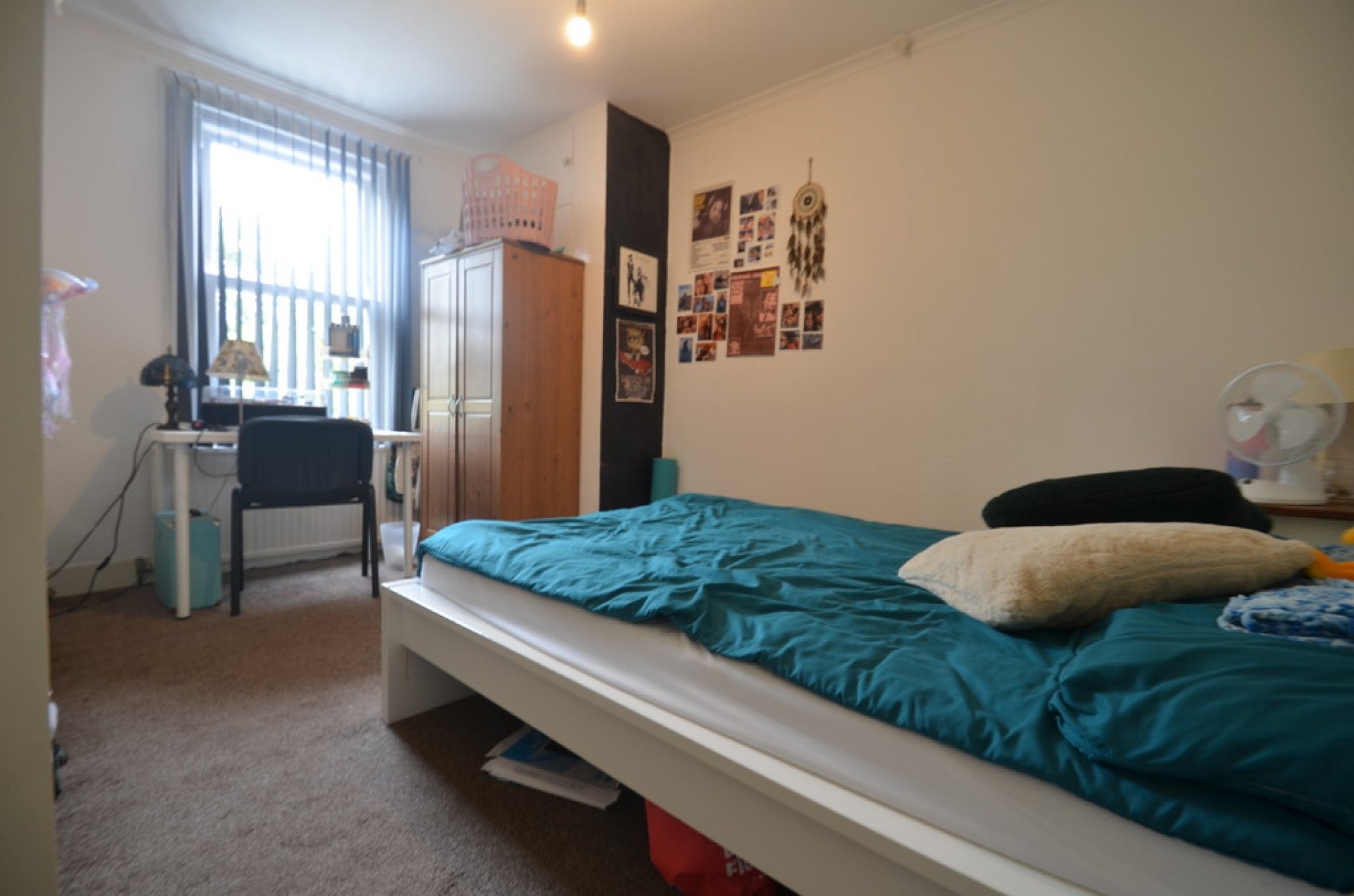 Room Bagshot Road in Borough of Runnymede