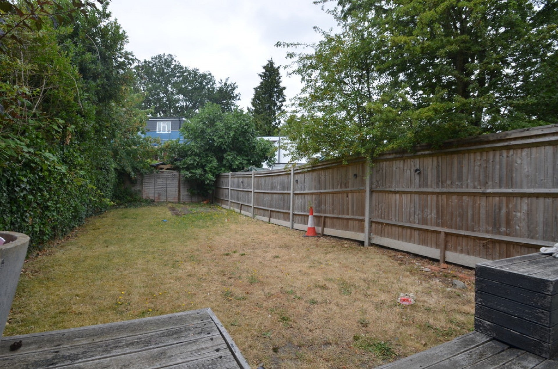 Room Bagshot Road in Borough of Runnymede