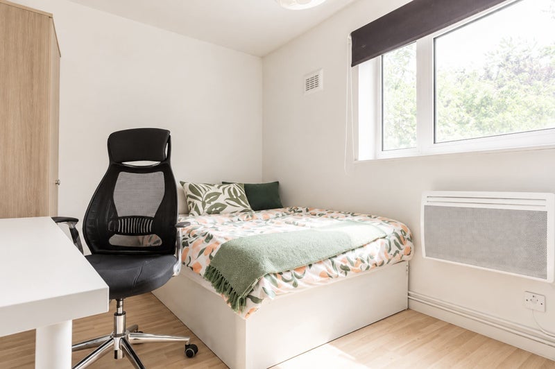 Room Studley Road in Greater London