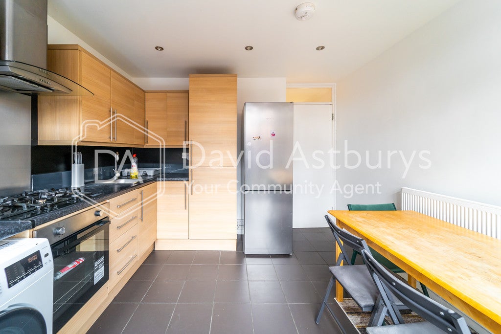 Flat Holland Walk in Greater London