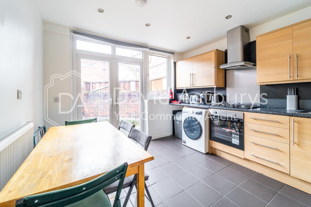 Flat Holland Walk in Greater London