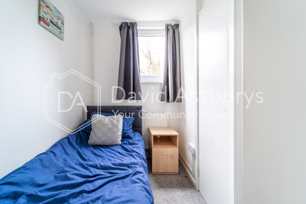 Flat Holland Walk in Greater London
