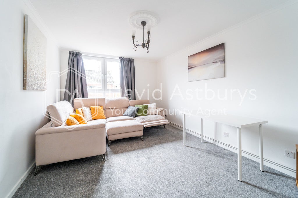 Flat Holland Walk in Greater London