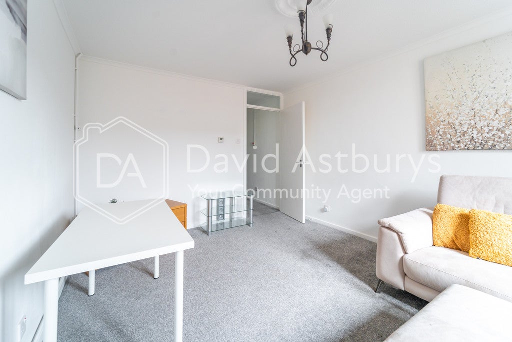 Flat Holland Walk in Greater London