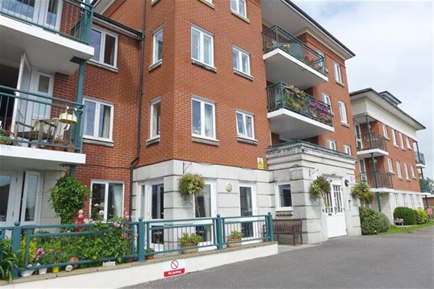 Flat Watton Gardens in Bridport