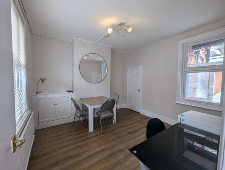 Room Hartopp Road in Leicester