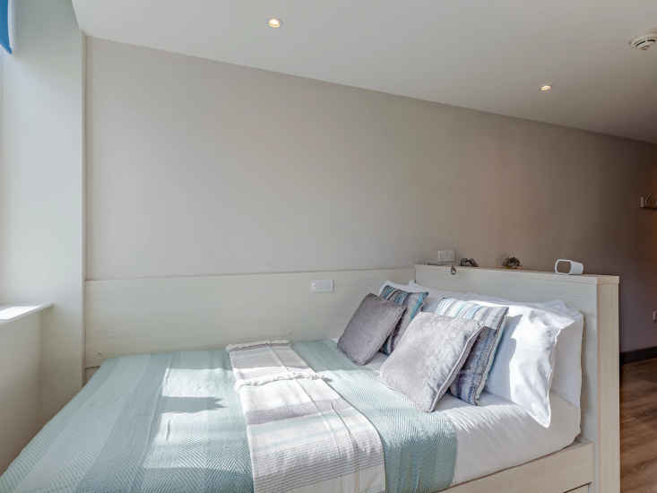 Room St Peters Road in Bournemouth