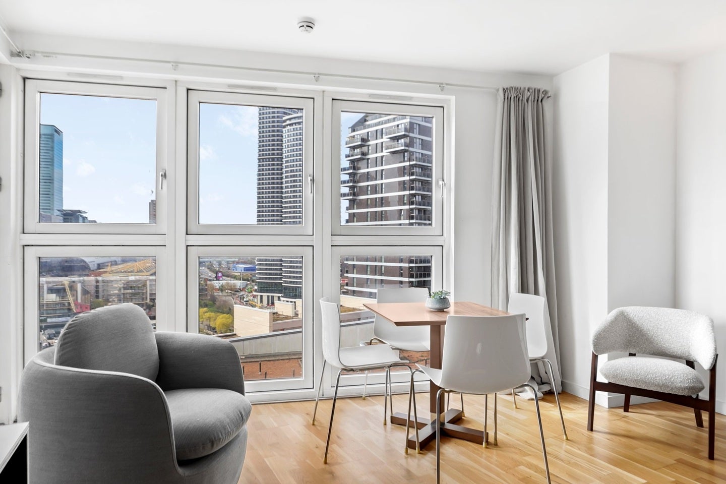 Flat Fairmont Avenue in Greater London