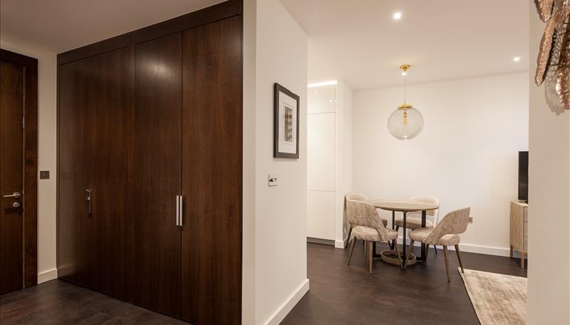 Flat Ponton Road in London