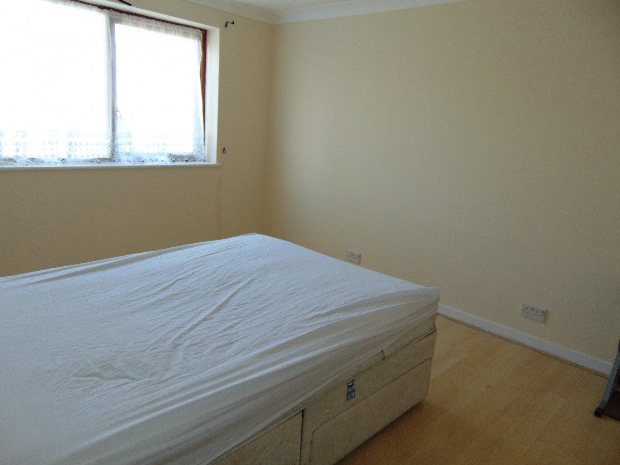 Flat Vale Road in Greater London
