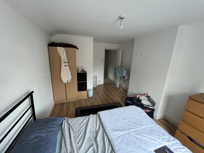 Room Selkirk Road in Greater London