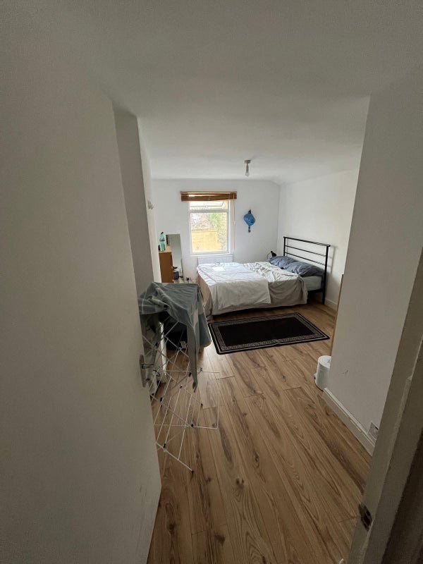 Room Selkirk Road in Greater London