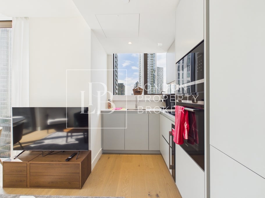 Flat South Quay Square in Greater London