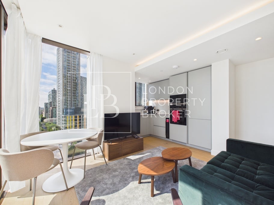 Flat South Quay Square in Greater London