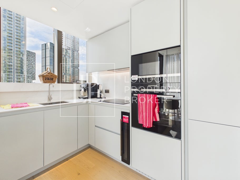 Flat South Quay Square in Greater London