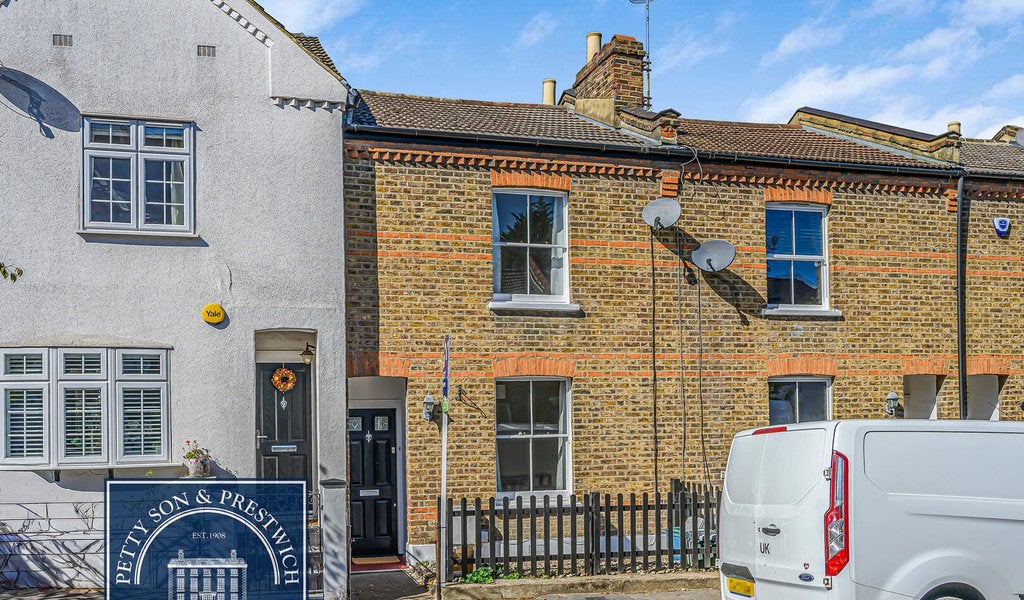 House Halstead Road in Greater London