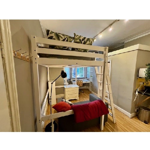 Flat Ravenscroft Road in London