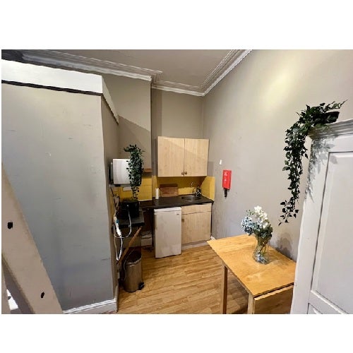 Flat Ravenscroft Road in London