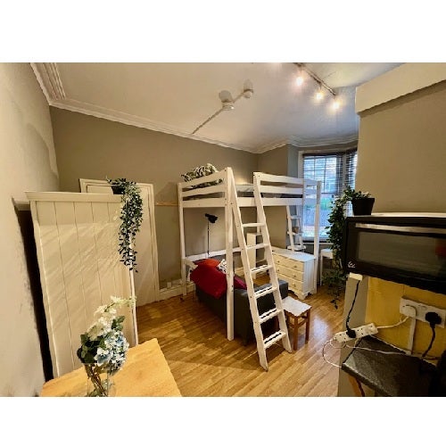 Flat Ravenscroft Road in London