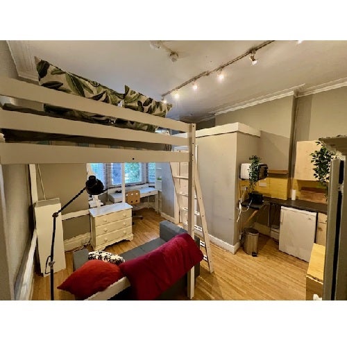 Flat Ravenscroft Road in London