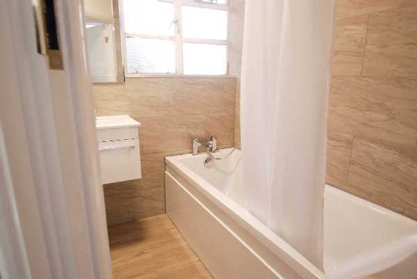 Flat Oman Avenue in Greater London