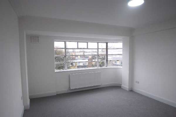 Flat Oman Avenue in Greater London