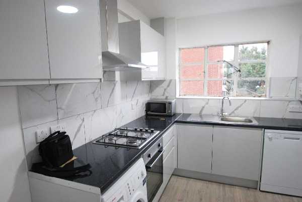 Flat Oman Avenue in Greater London
