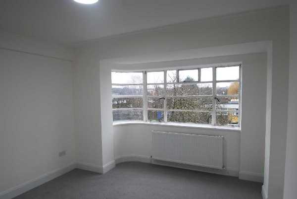 Flat Oman Avenue in Greater London