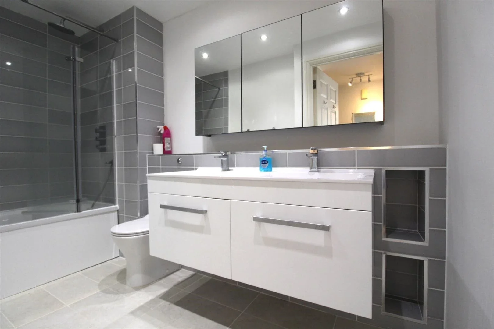 Flat Lordship Lane in Greater London