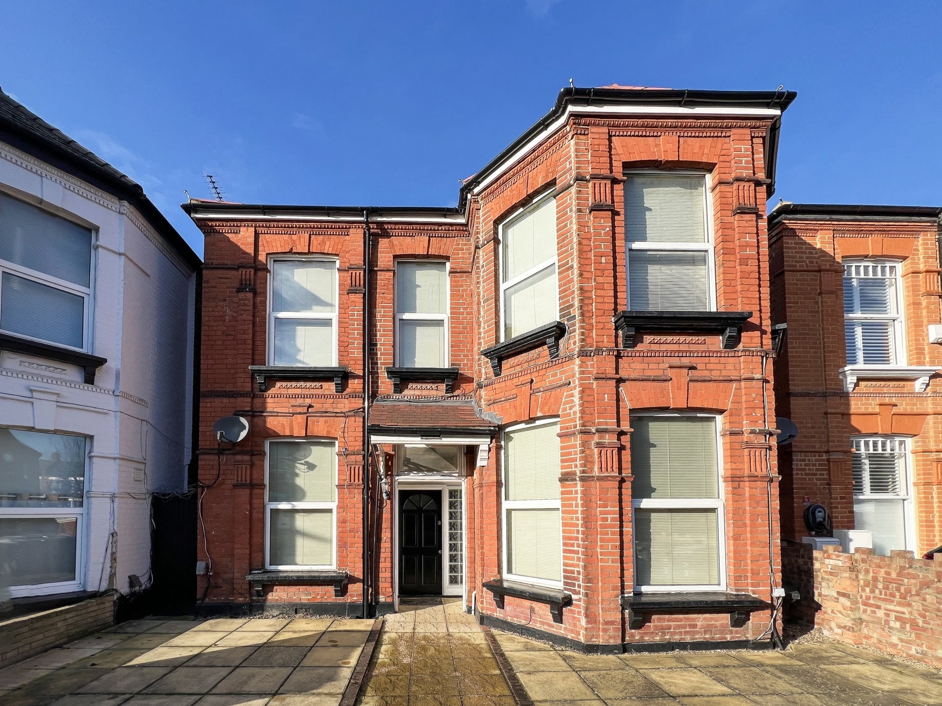 Flat Manstone Road in Greater London
