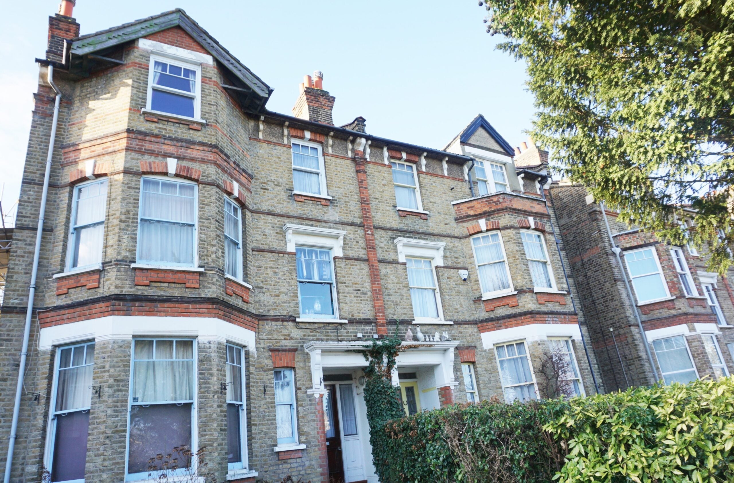 Flat Manor Road in Greater London