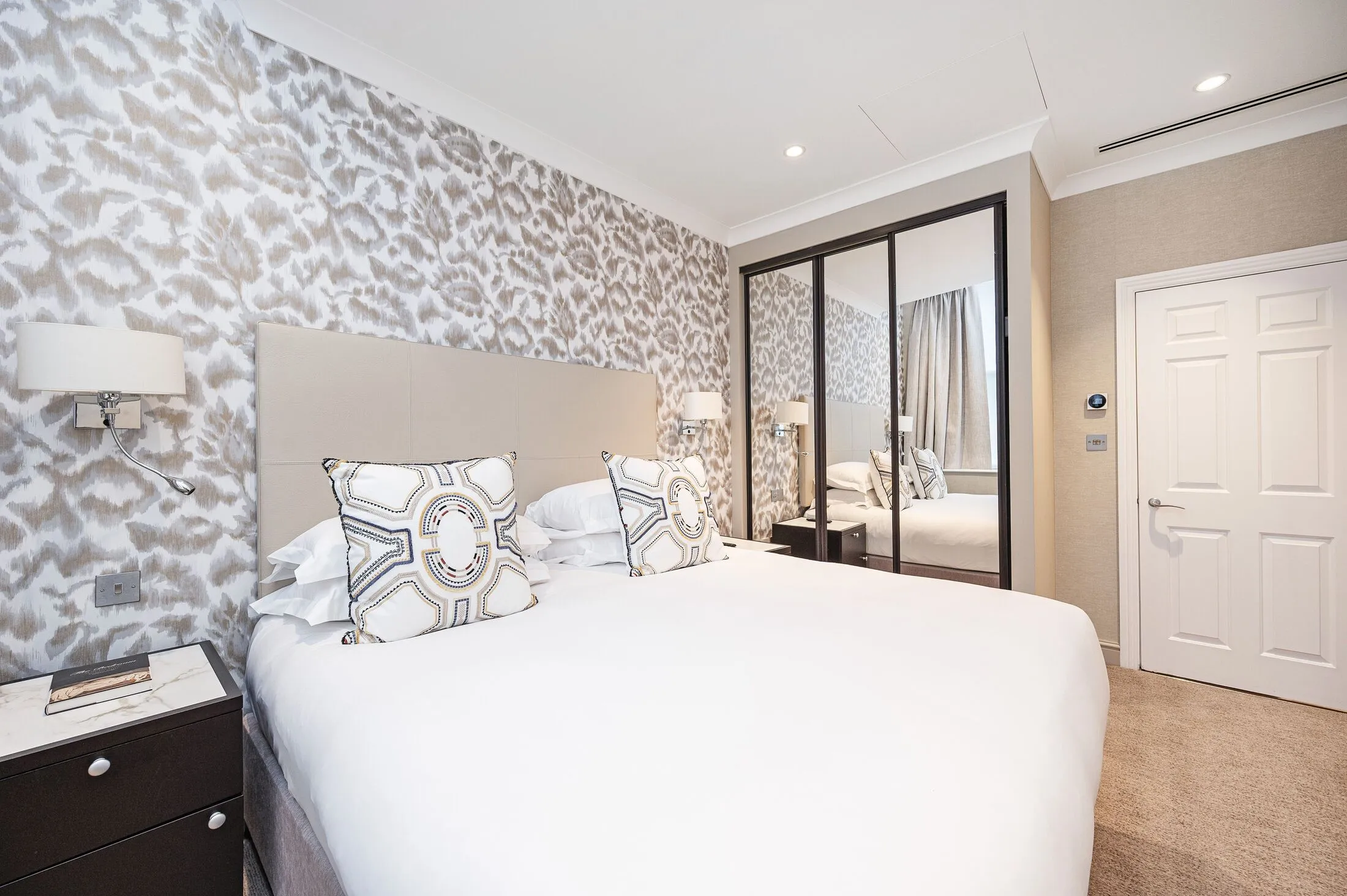 Flat Watling Street in City of London