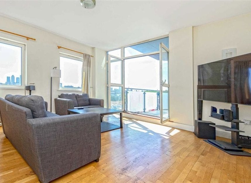 Flat Artichoke Hill in Greater London