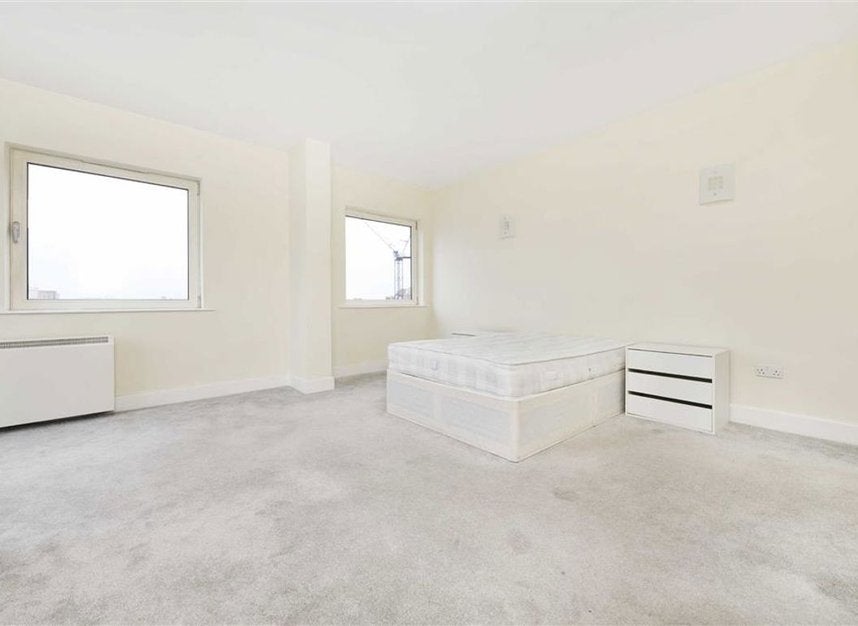 Flat Artichoke Hill in Greater London