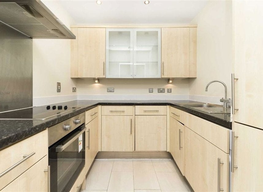 Flat Artichoke Hill in Greater London