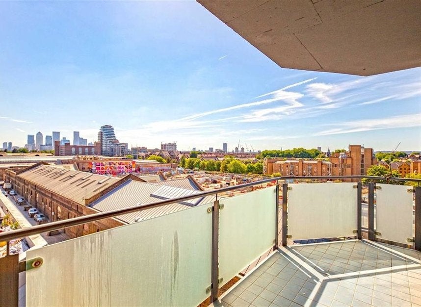 Flat Artichoke Hill in Greater London