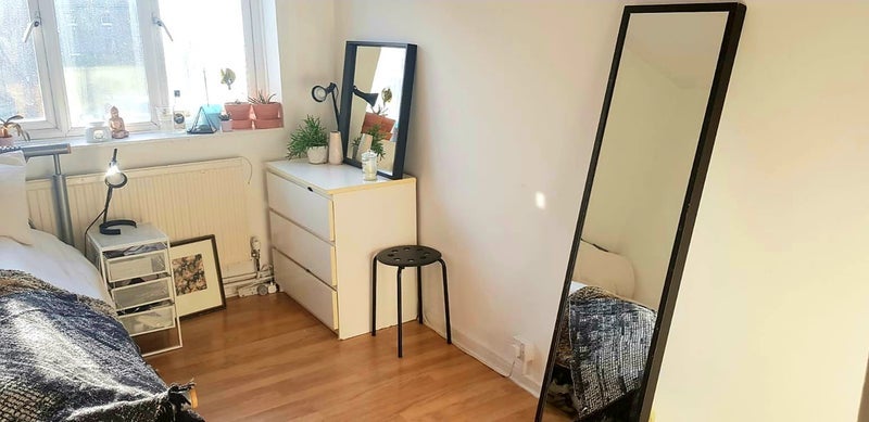 Room Flora Gardens in Greater London