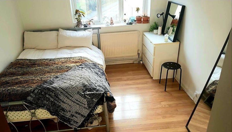 Room Flora Gardens in Greater London