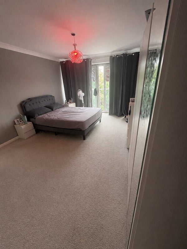 Flat Kender Street in Greater London